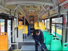 确保车辆轮胎轮毂、车内围板、地板踏板、车窗